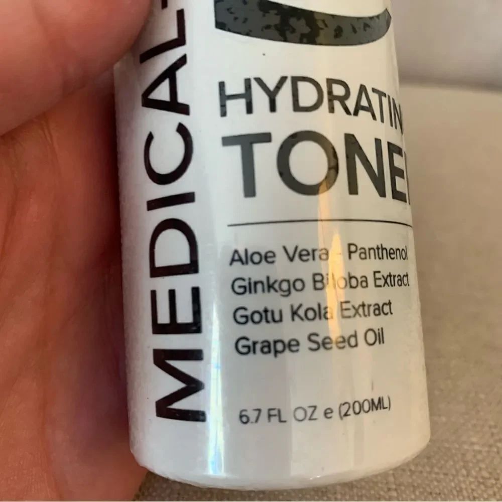 Microderm GLO Active Hydrating Toner - Picture 2 of 8